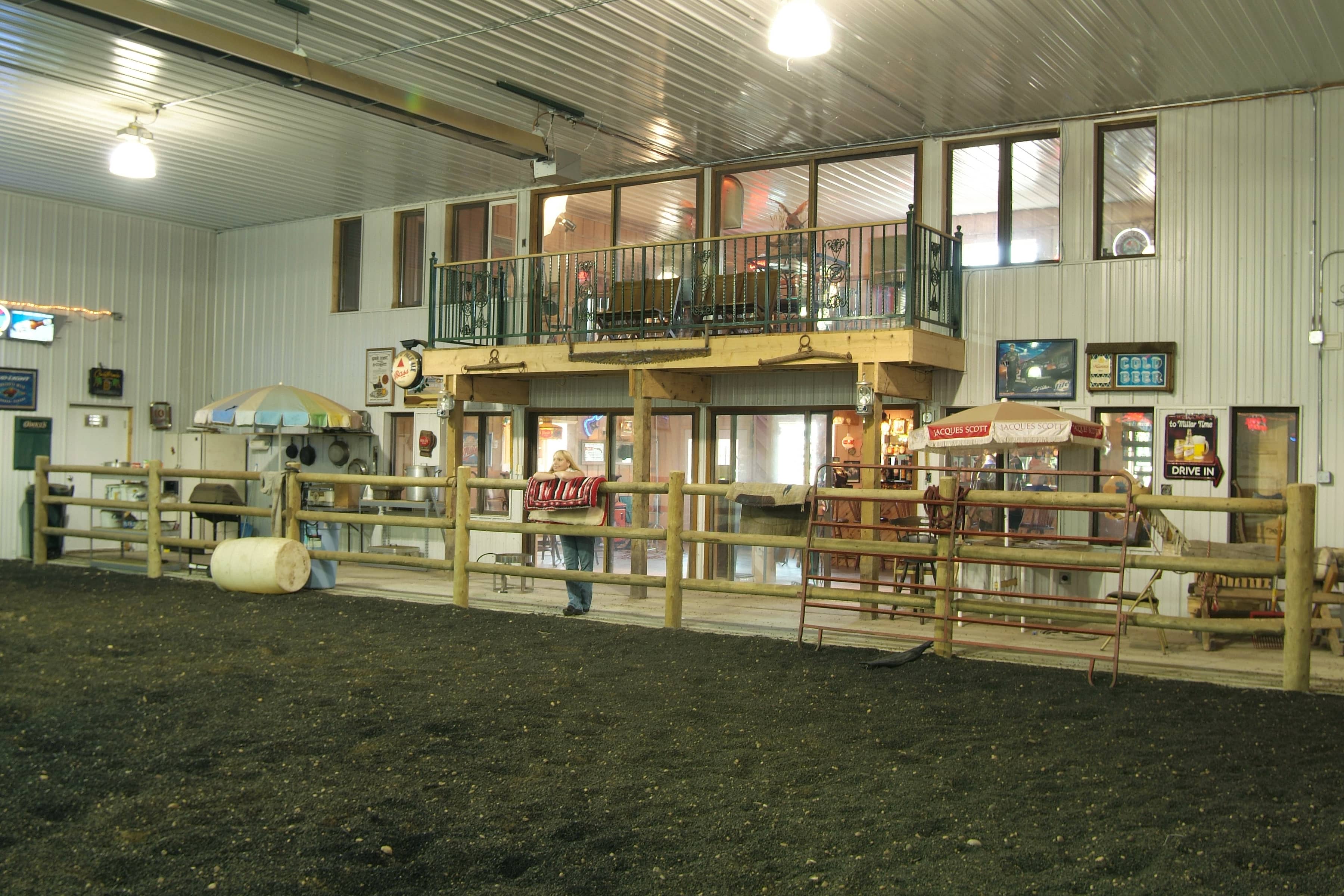 Horse arenas: Indoor riding & training facilities