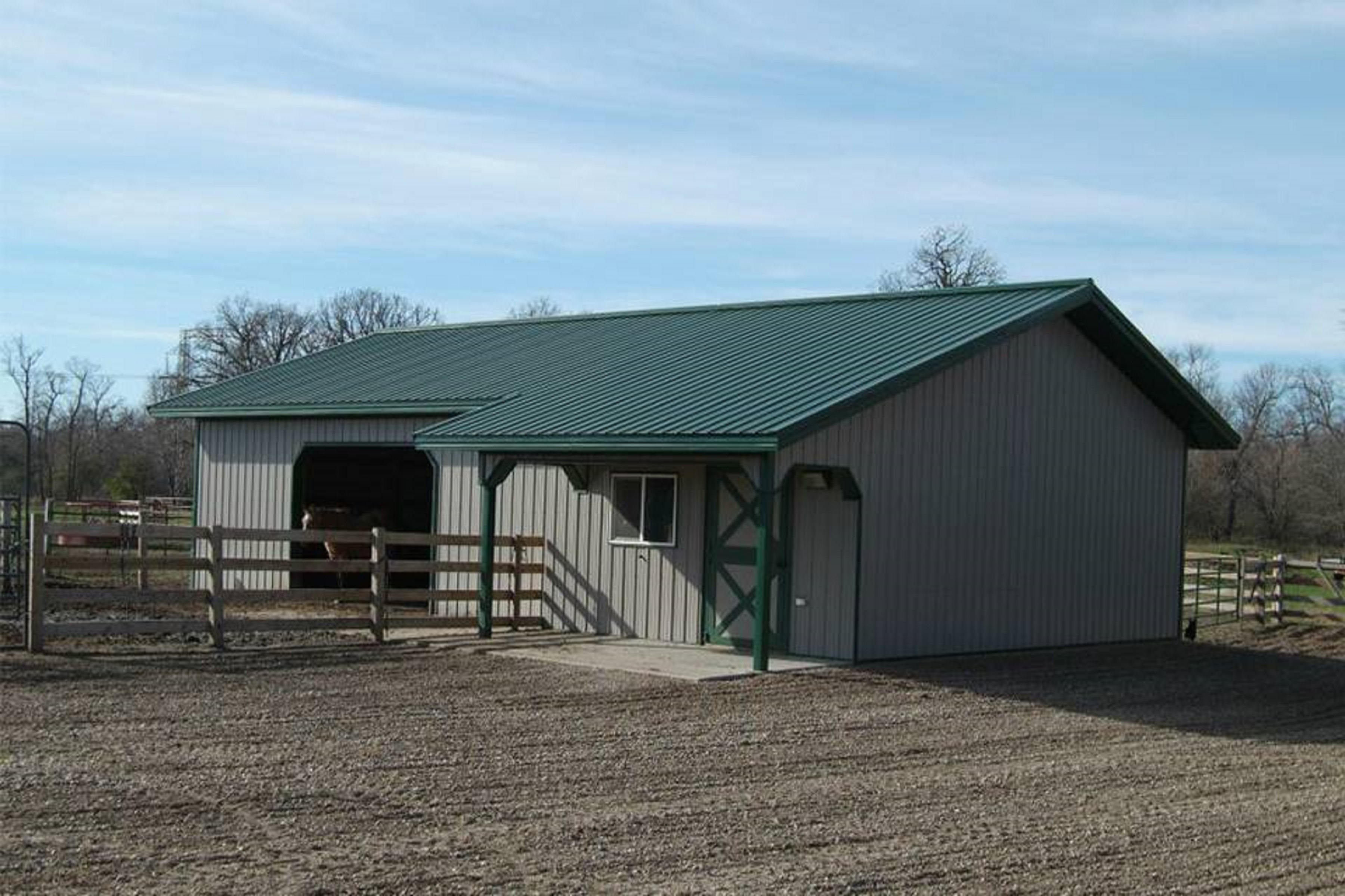 Horse arenas: Indoor riding & training facilities