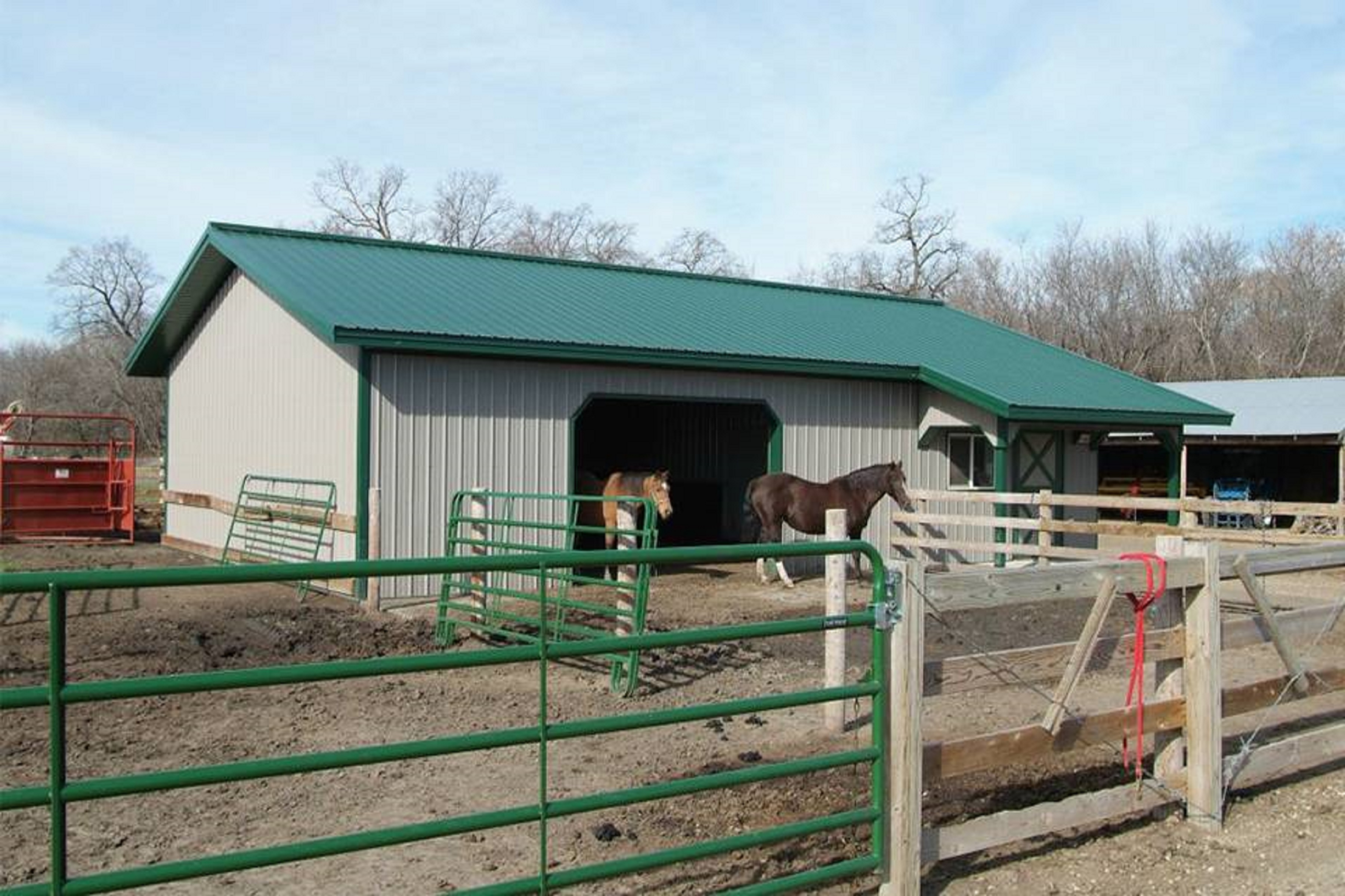 Horse arenas: Indoor riding & training facilities