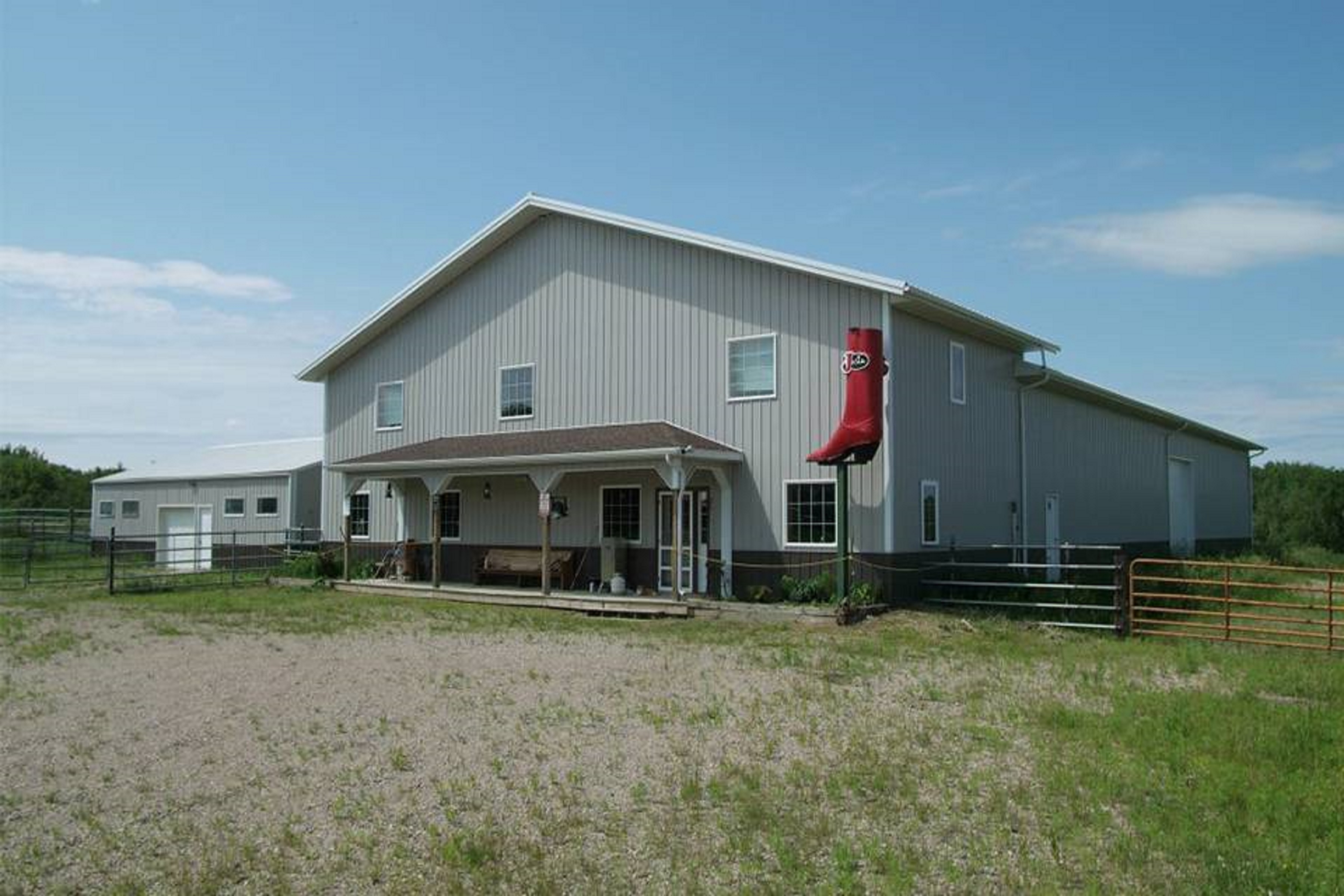 Horse arenas: Indoor riding & training facilities