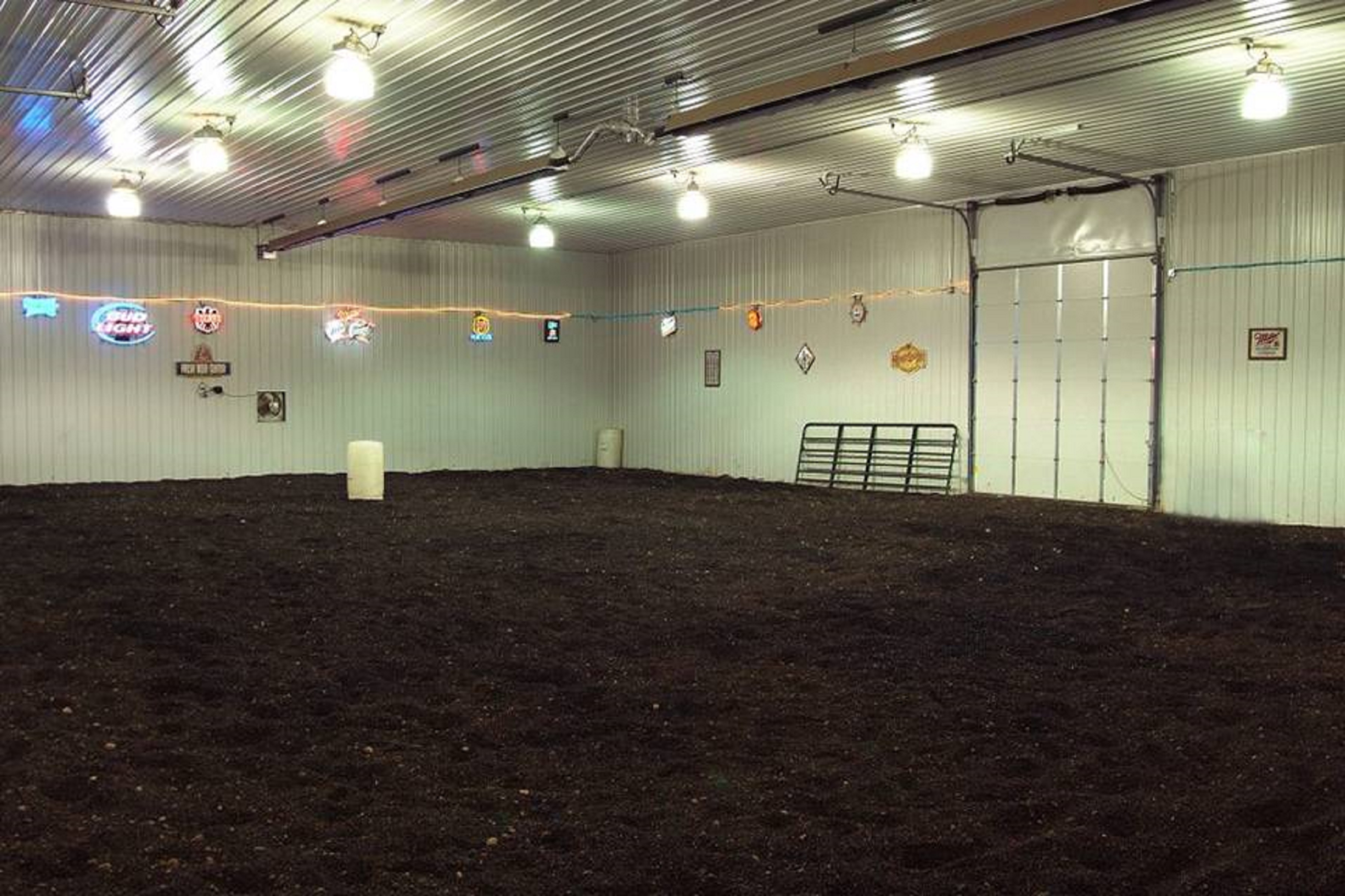 Horse arenas: Indoor riding & training facilities